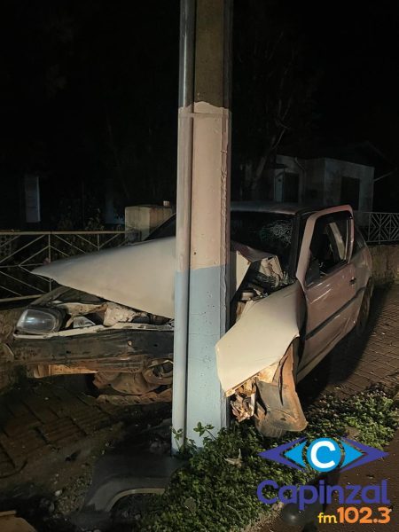 Carro sai da pista, colide contra poste e motorista fica ferido no Oeste de SC