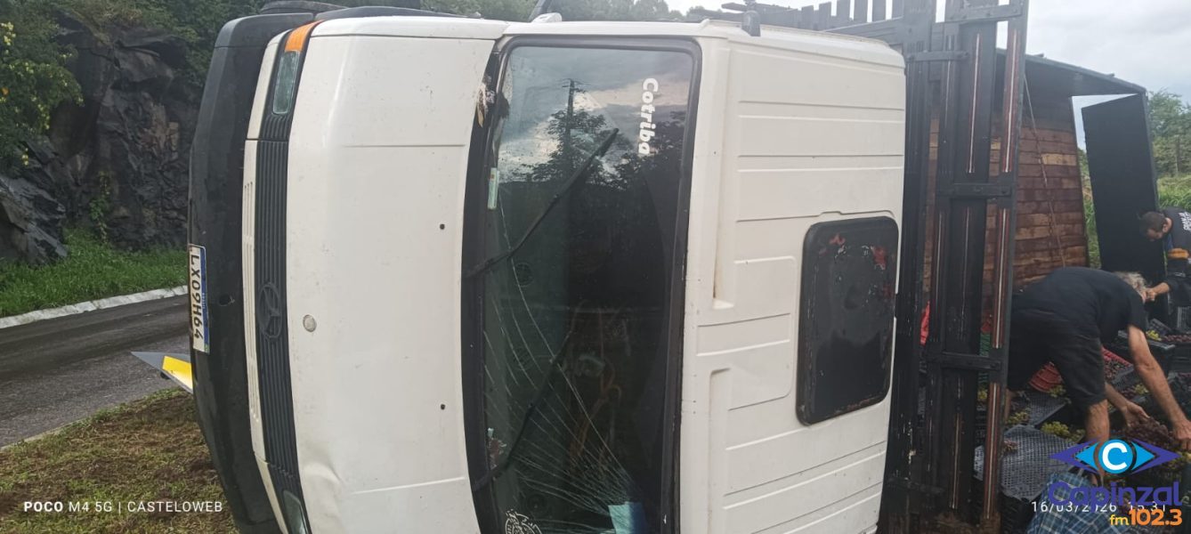 Caminhão carregado de uva tomba na SC-355, na Linha Castelhano, em Jaborá