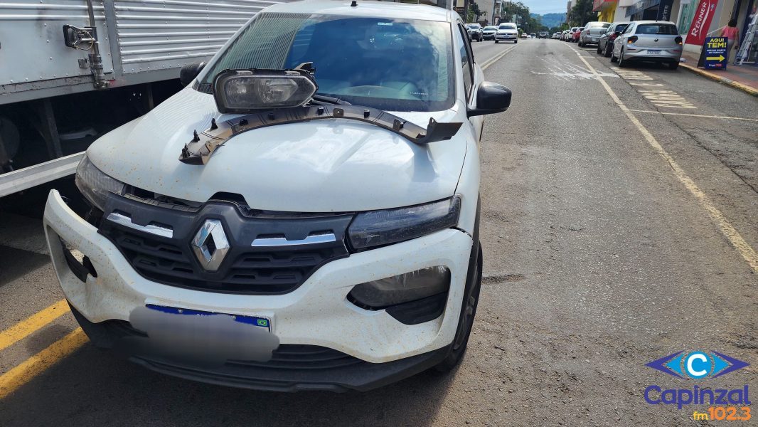 VÍDEO: Colisão entre carro e caminhão é registrada no centro de Ouro