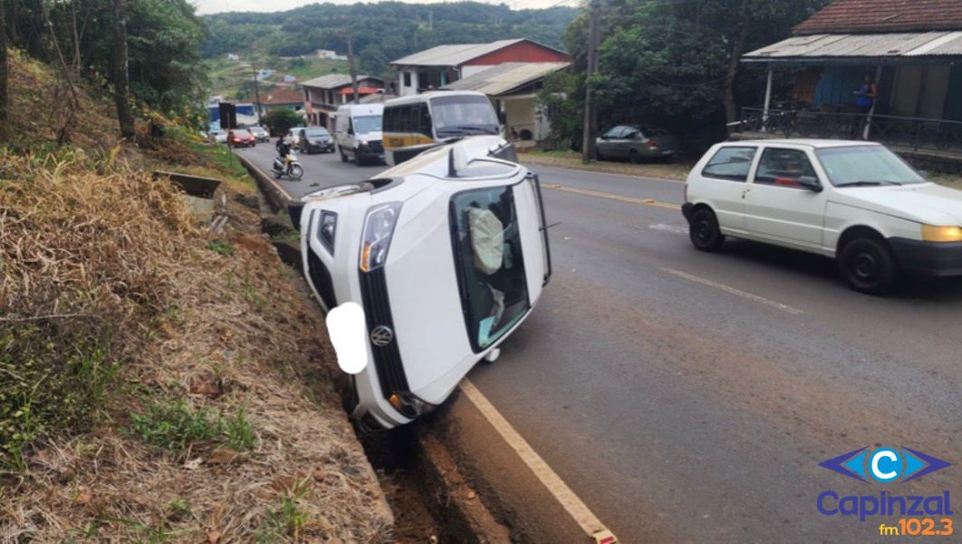 Saveiro sai da pista, cai em canaleta e tomba na Serra de Capinzal