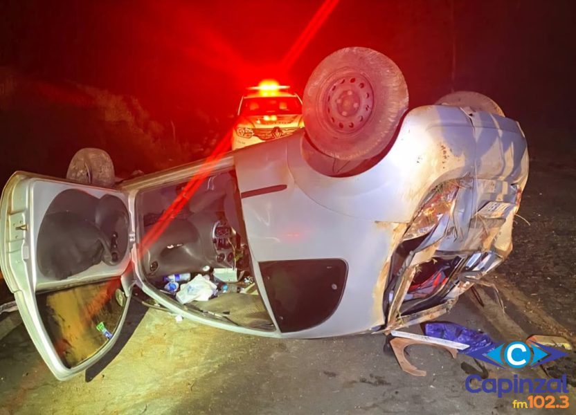 Duas pessoas são socorridas após capotamento de veículo em Machadinho (RS)