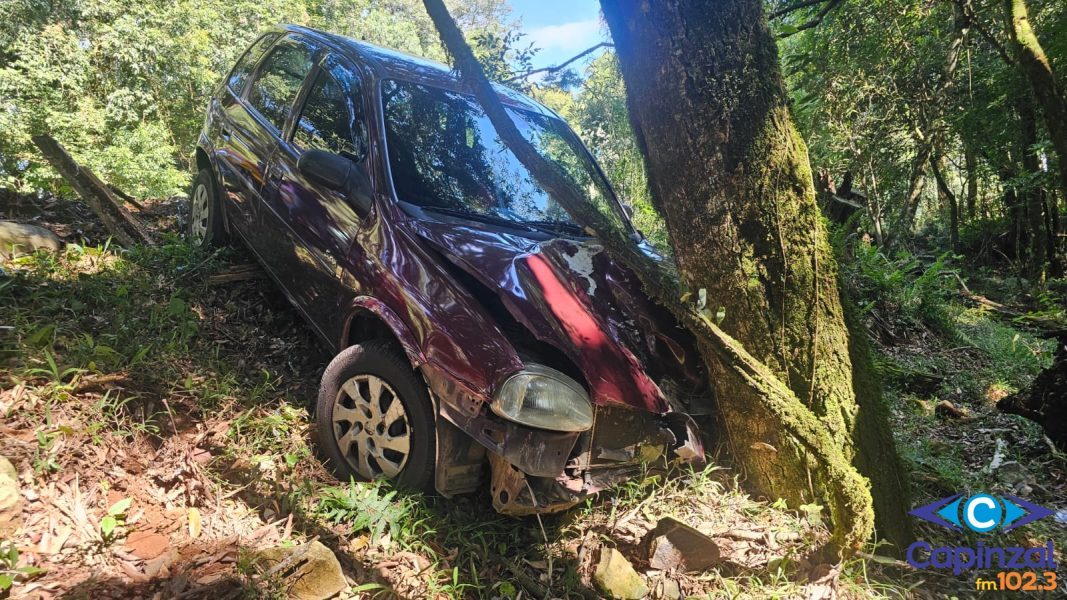 Mulher é socorrida pelos Bombeiros após saída de pista no interior de Capinzal