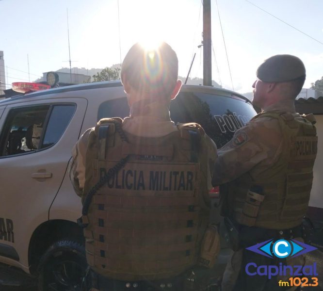 Homem com mandado de prisão tenta fugir, mas é capturado pela Polícia Militar em Joaçaba