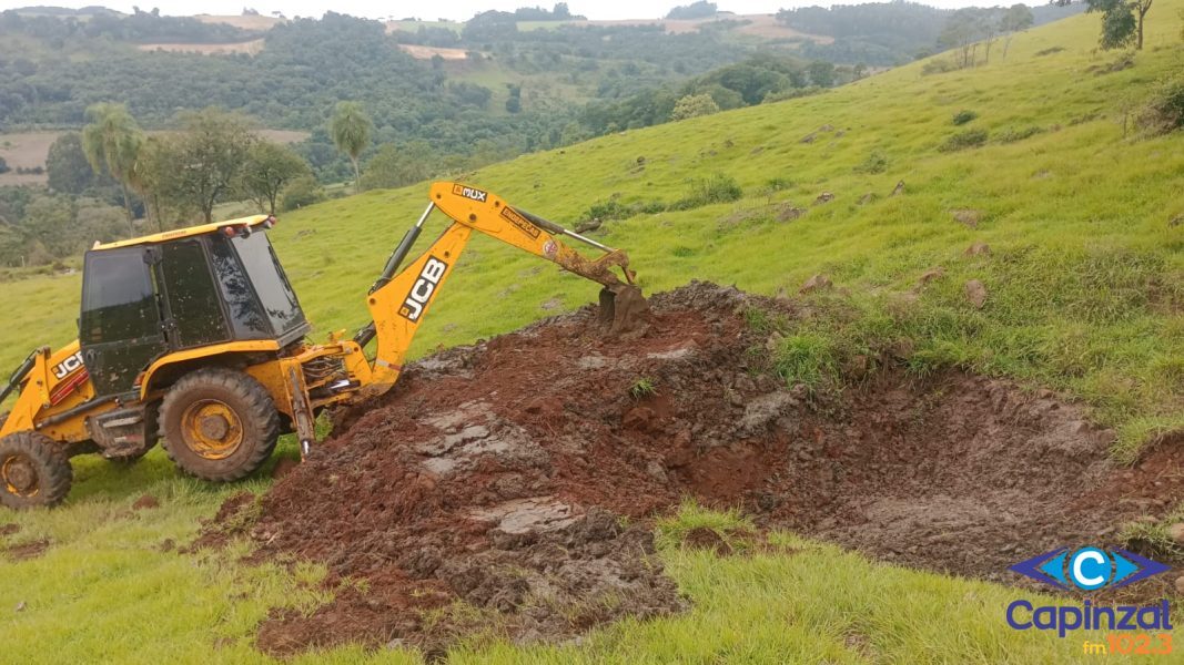 Ouro intensifica recuperação de estradas e abertura de fontes de água no interior do município