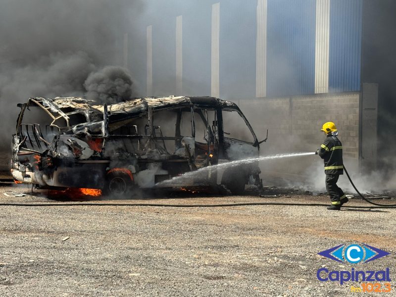 Bombeiros combatem incêndio em micro-ônibus no interior de Ouro