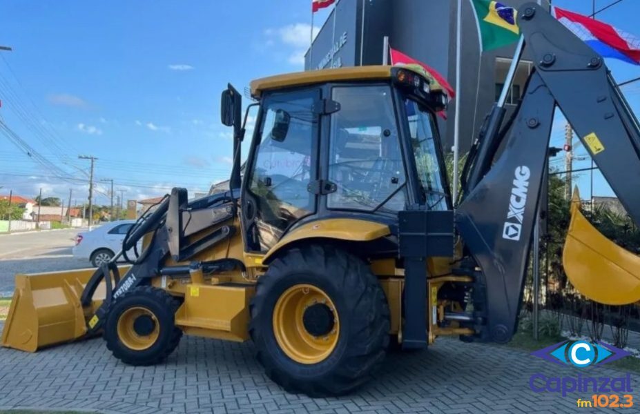 Capinzal é contemplado com retroescavadeira para a secretaria de agricultura por intermédio do senador Esperidião Amin