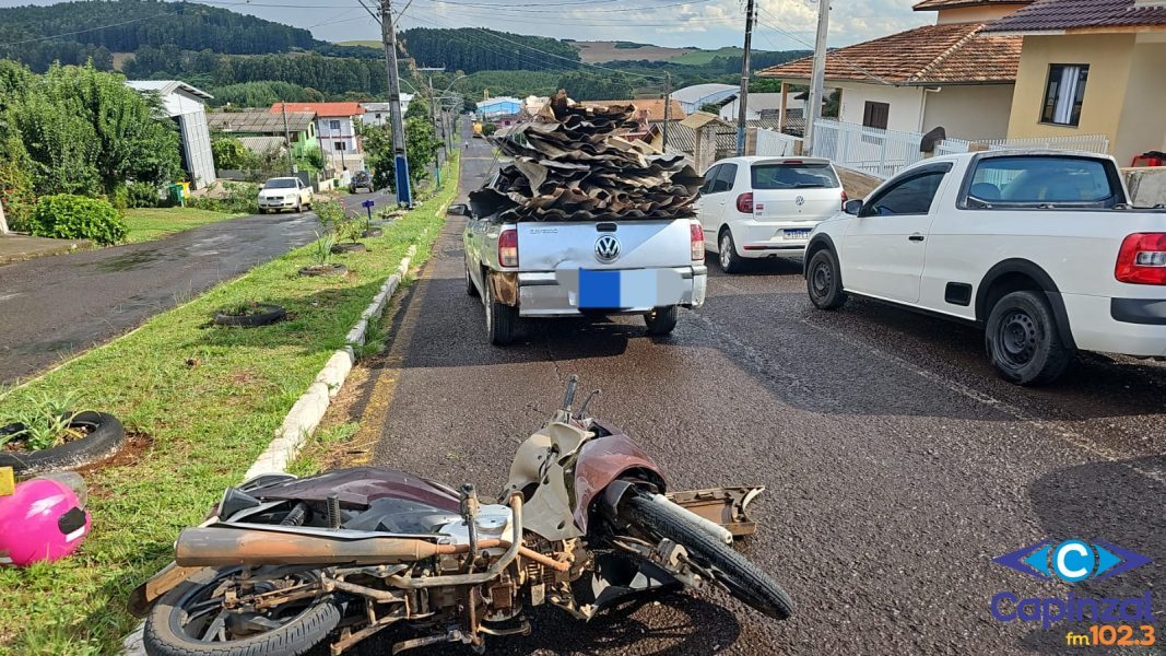 Mulher é socorrida pelos Bombeiros após colisão entre picape e motoneta em Capinzal