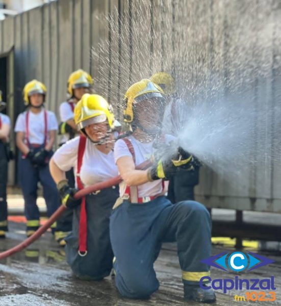 Alunos do Curso de Bombeiros Comunitário de Capinzal participam de treinamento intenso de combate a incêndio em Joaçaba