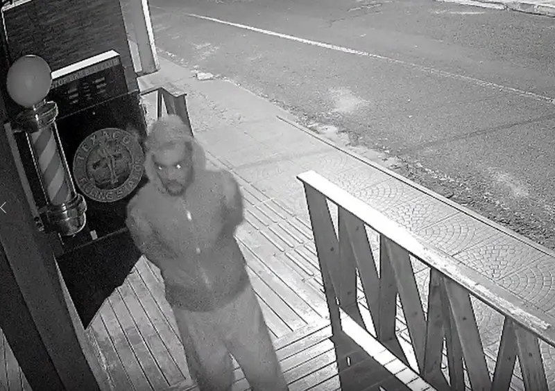 Ladrões arrombam barbearia e loja de celulares em Joaçaba