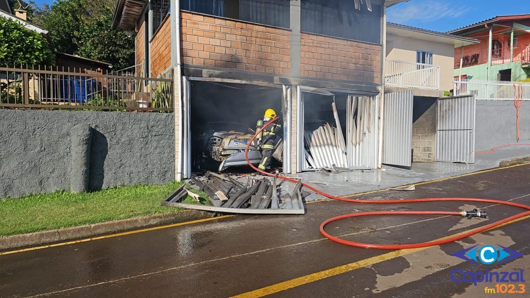 Incêndio destrói dois veículos em garagem de residência em Capinzal