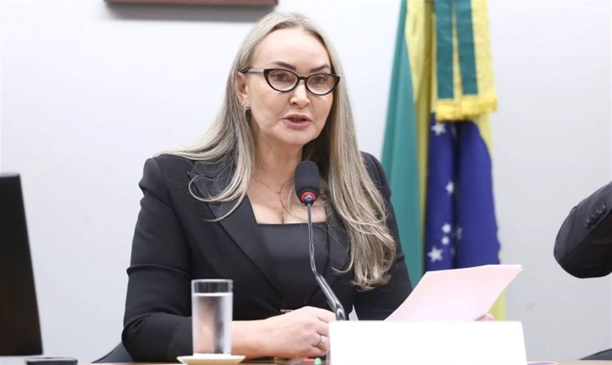 Ouro recebe deputada Daniela Reinehr para entrega oficial de escavadeira hidráulica nesta sexta; parlamentar também estará em Capinzal