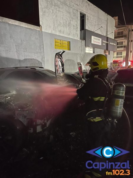 Incêndio atinge veículos em estabelecimento e mobiliza bombeiros em Campos Novos