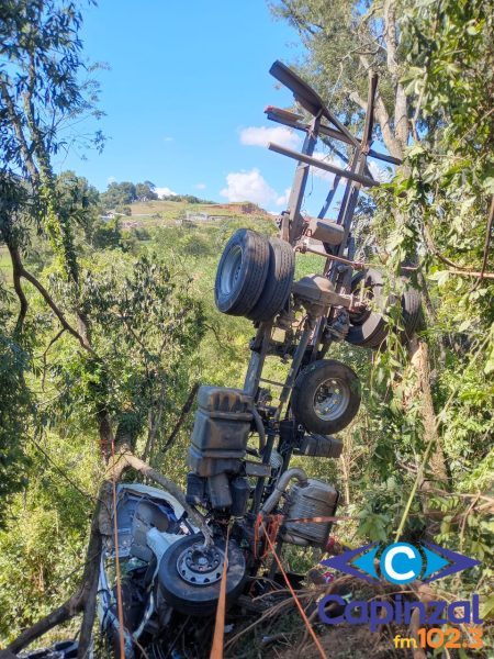 Caminhoneiro fica ferido após sair da pista e cair em ribanceira na BR-282