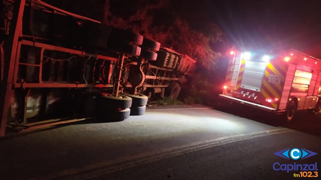 Motorista fica ferido após tombamento de caminhão na SC-390, em Peritiba