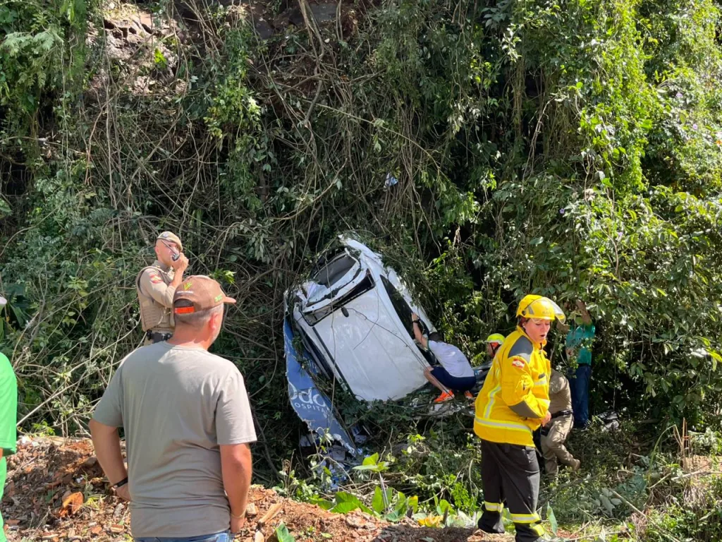 Caminhão e carro caem em barranco no Centro de Seara