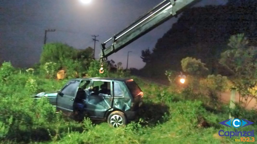 Motorista é socorrido pelos Bombeiros após capotamento de veículo no acesso à Barra do Leão