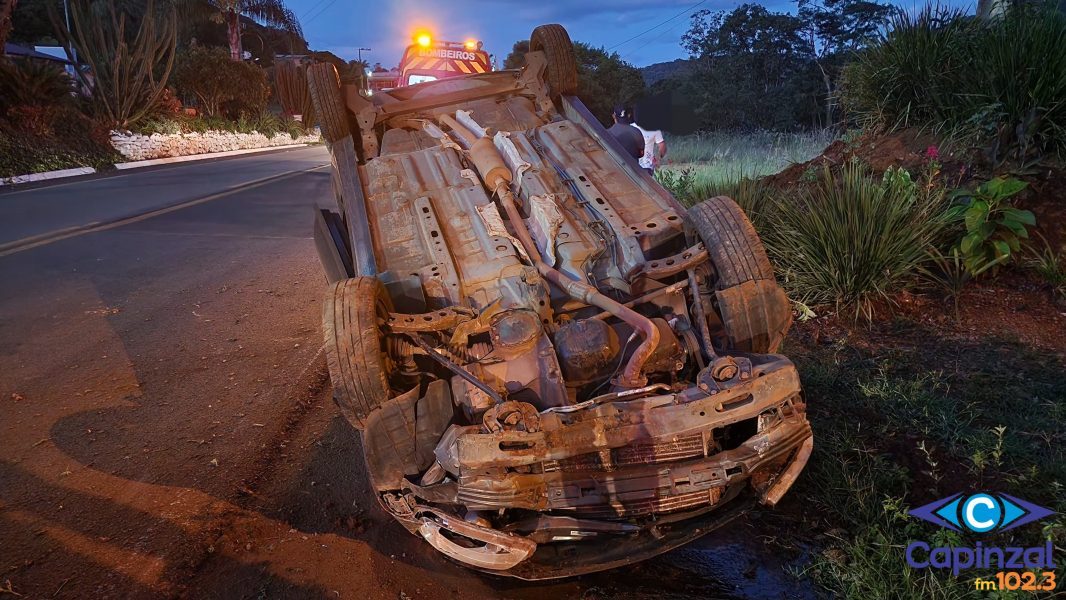 Motorista fica ferida após capotamento na SC-150, no interior de Ouro