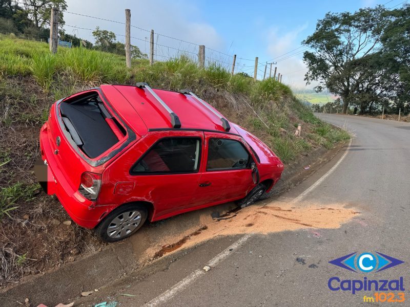 Jovem é socorrido pelos Bombeiros após saída de pista de veículo na Barra do Leão, Campos Novos