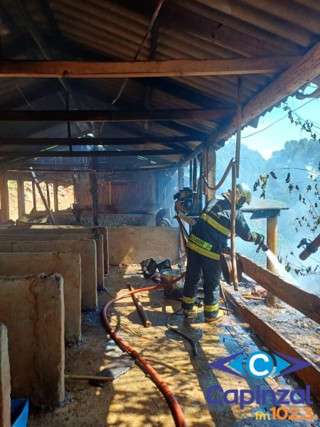 Incêndio atinge estrebaria no interior de Concórdia e deixa proprietário ferido