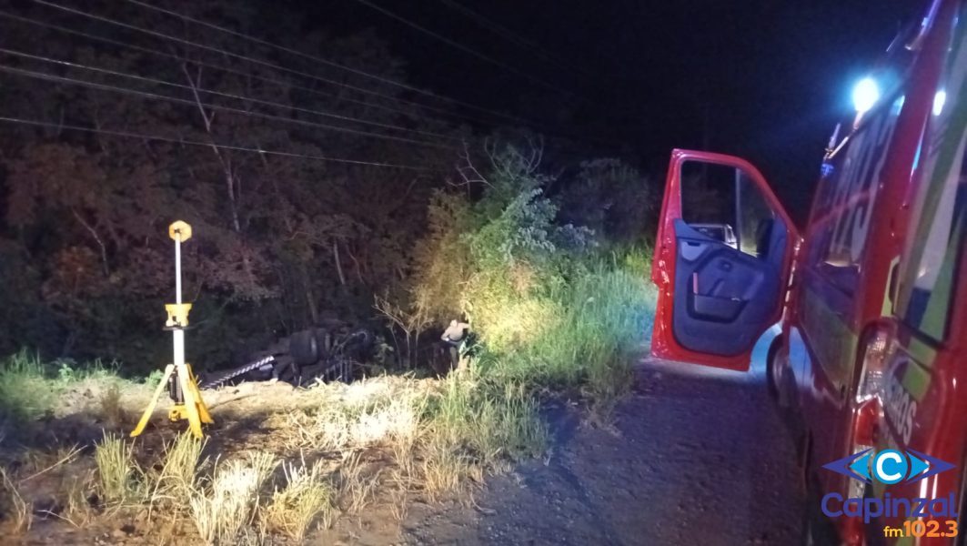 Motorista fica ferido após caminhão com suínos tombar no interior de Concórdia