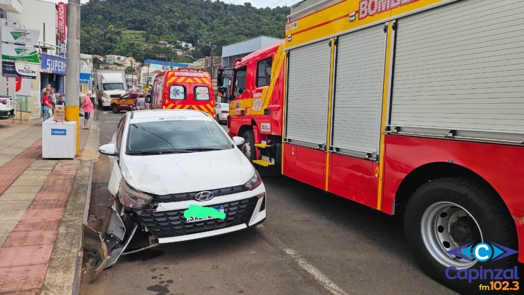 Colisão frontal entre veículos mobiliza Bombeiros no Centro de Ouro