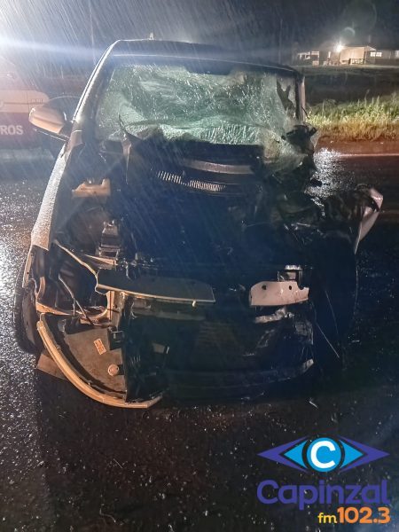 Colisão frontal na BR-470 deixa homem inconsciente e preso às ferragens