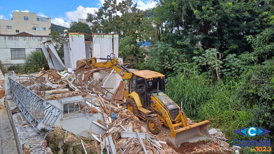 Defesa Civil acompanha demolição de casa com risco de desabamento em Capinzal