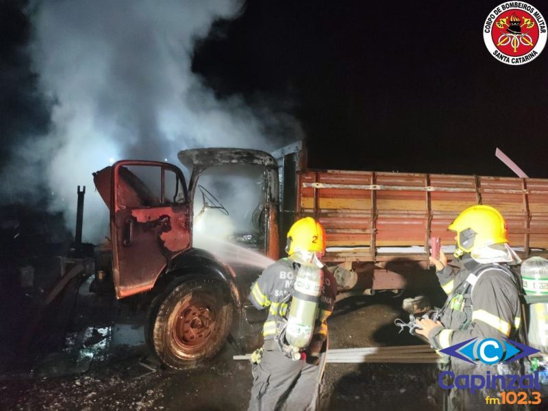Incêndio atinge caminhão em ferro-velho de Fraiburgo