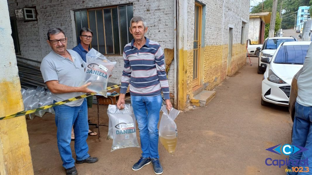 Entrega de alevinos beneficia 40 famílias e piscicultores de Capinzal e Ouro