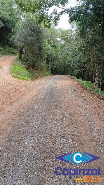 Secretaria de Infraestrutura realiza recuperação e britagem de estrada no interior de Capinzal