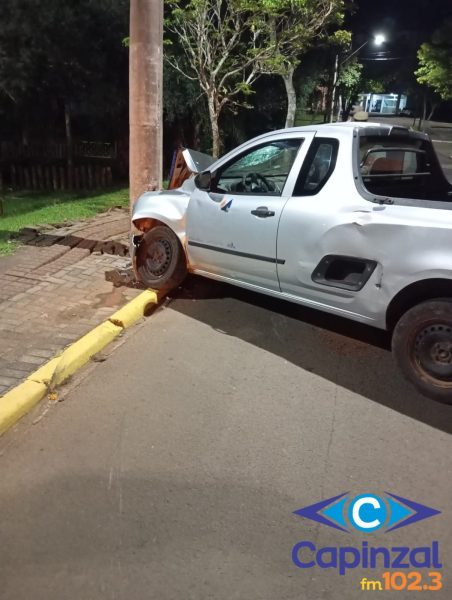 Motorista fica ferido após colidir contra poste no centro de Itá