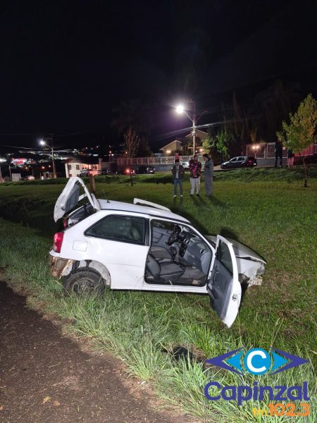 Capotamento na BR-282 em Ponte Serrada deixa motorista ferido após ser ejetado do veículo