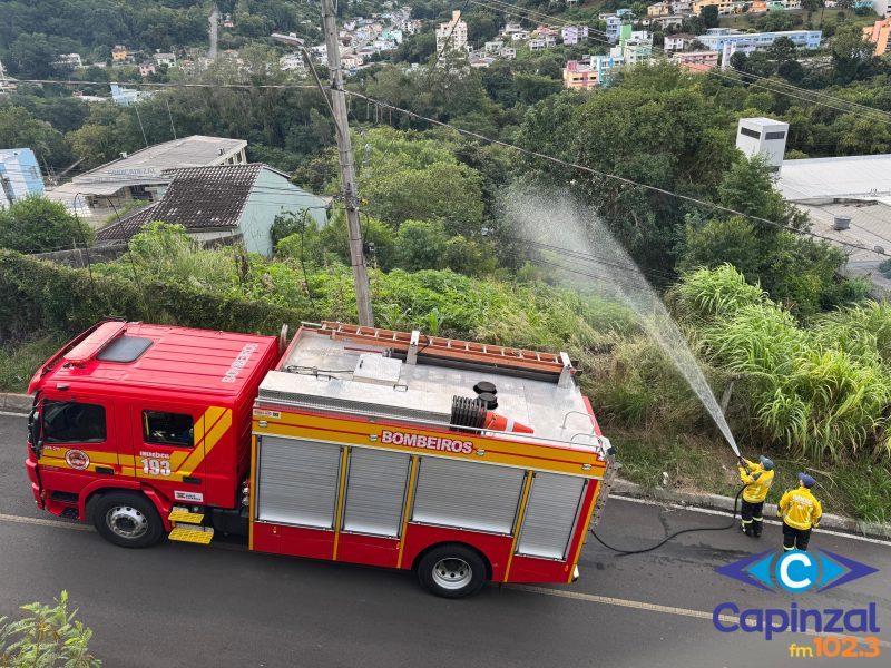 Incêndio em terreno baldio mobiliza Bombeiros no centro de Capinzal