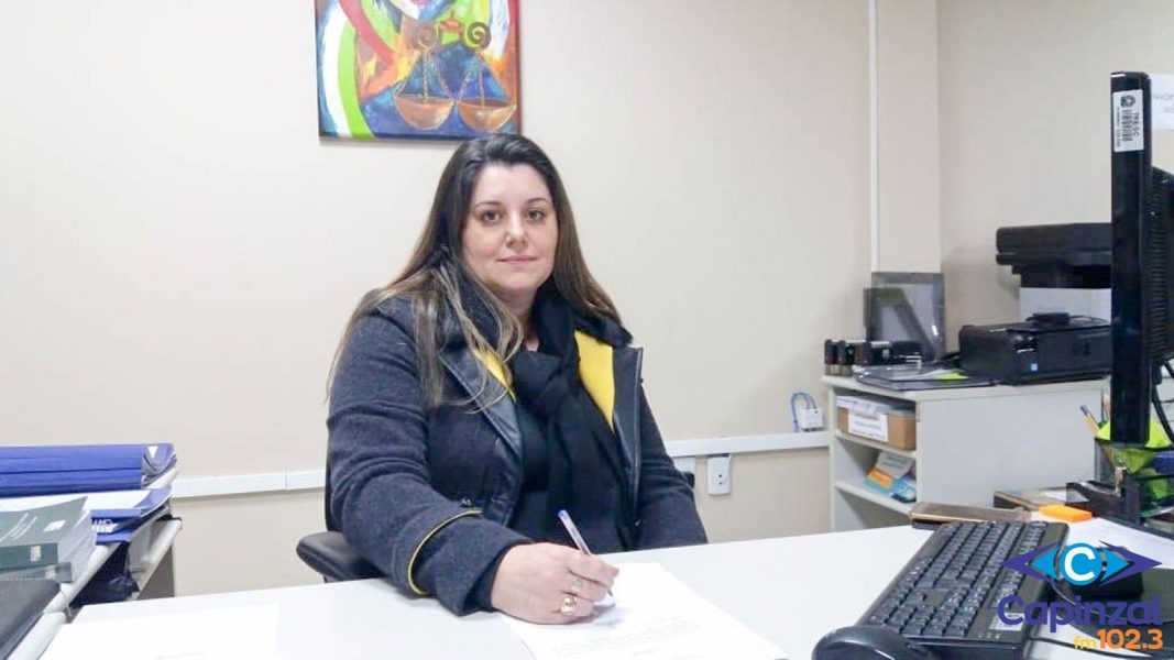 Servidora de Capinzal         recebe homenagem por 20 anos na Justiça Eleitoral