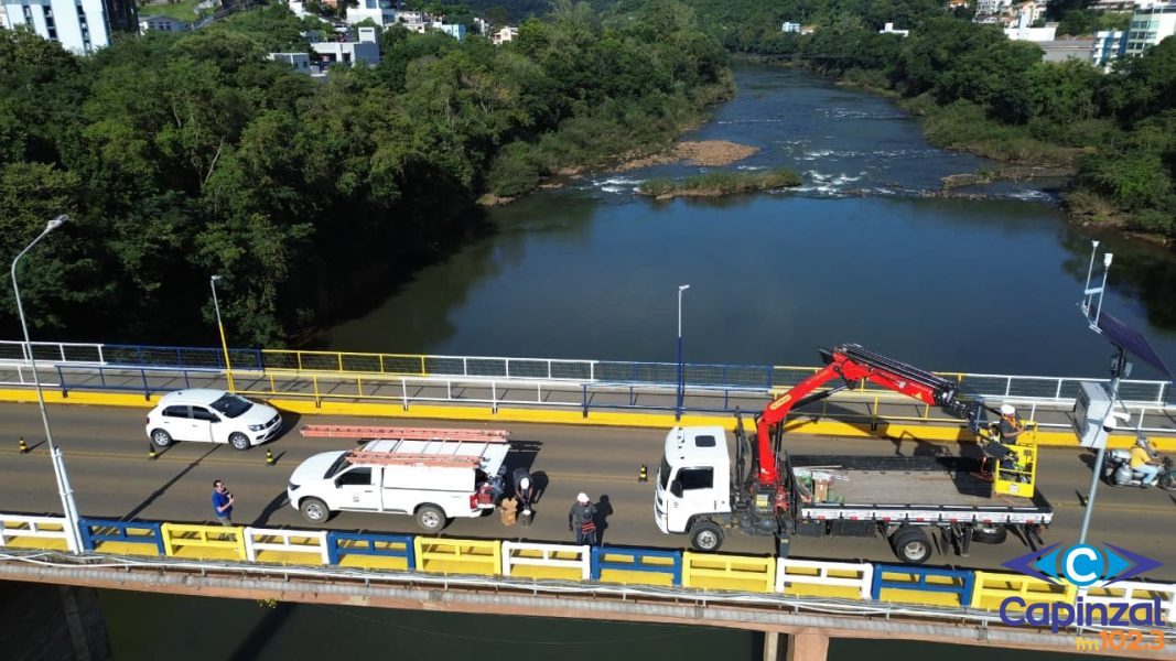 Manutenção em estação hidrológica interdita meia pista na Ponte Irineu Bornhausen