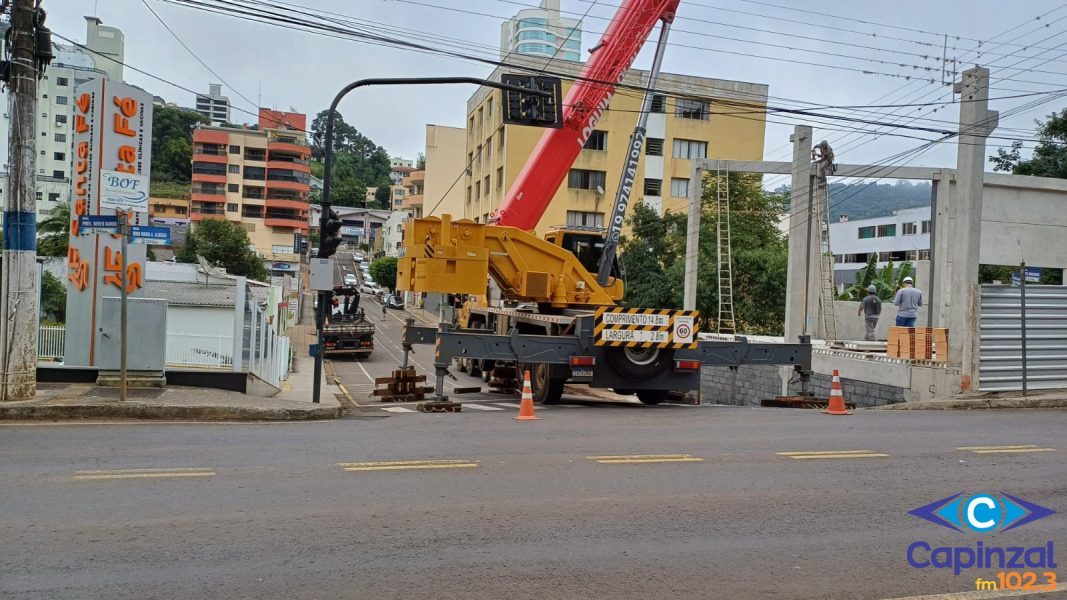 Obras com guindaste interditam trecho no Centro de Capinzal
