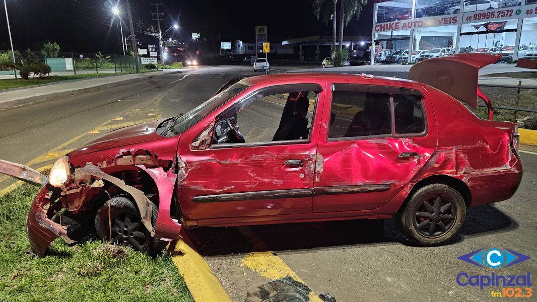 Carro colide contra mureta e motorista é detido por embriaguez em Capinzal