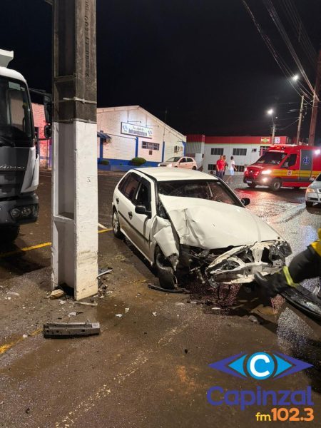 Motorista fica ferido após colidir contra poste em Capinzal