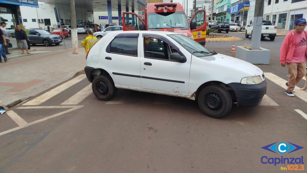 Motorista é retirado pelo porta-malas após colisão contra objeto fixo no Centro de Abelardo Luz