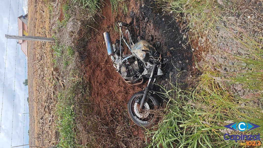 Motocicleta fica destruída após acidente e incêndio no interior de Capinzal