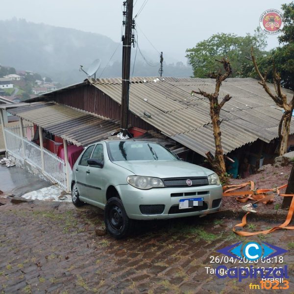 Carro atinge residência e motorista é resgatada pelos bombeiros em Tangará