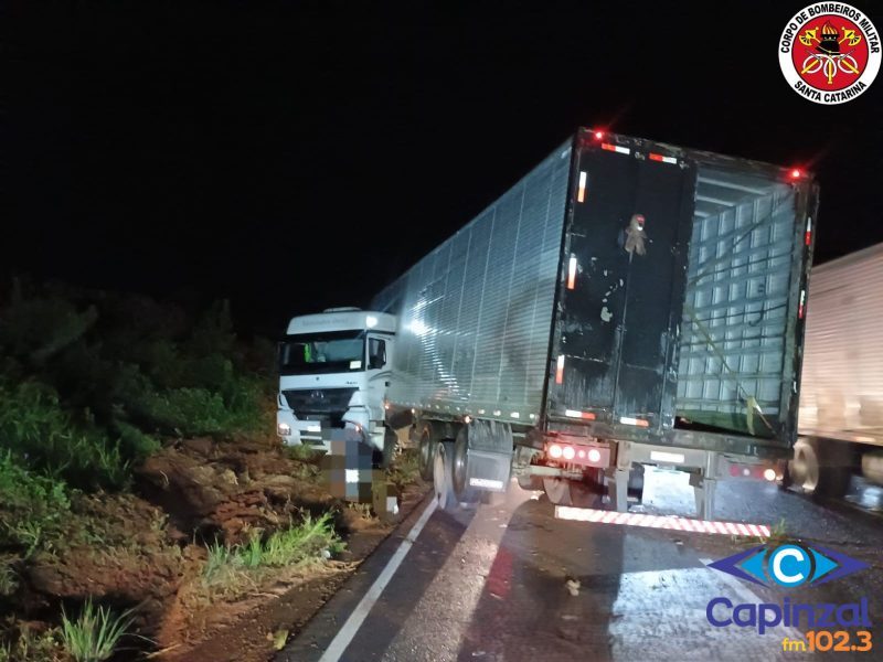 Caminhão sai da pista e atinge talude as margens da SC-355