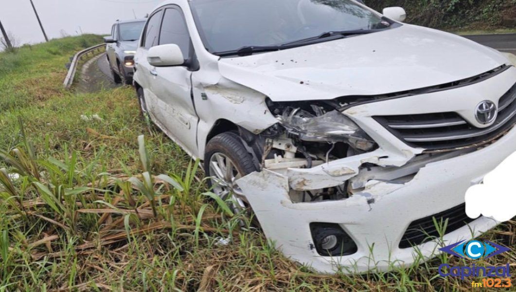 Veículo com placas de Capinzal saiu da pista e colidiu contra guard rail na SC-150 em Lacerdópolis