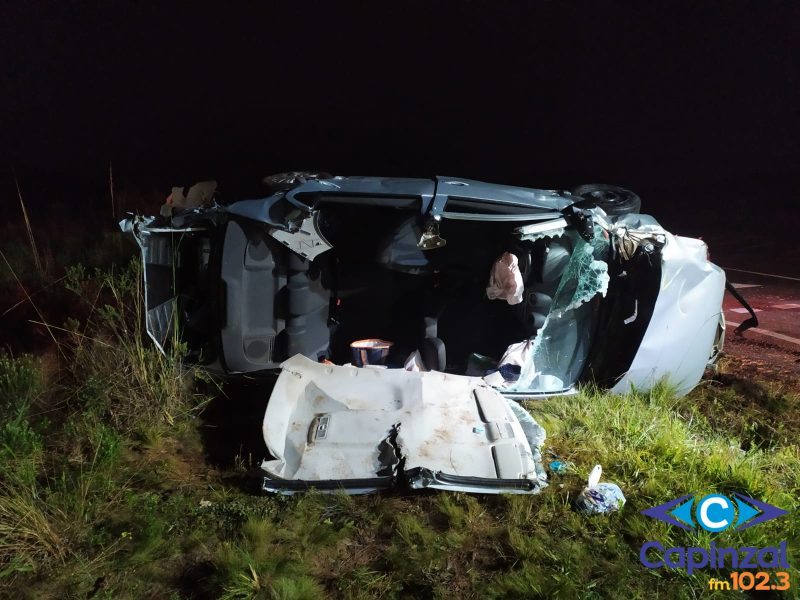 Colisão lateral seguida de capotamento deixa dois feridos na BR-153, em Água Doce