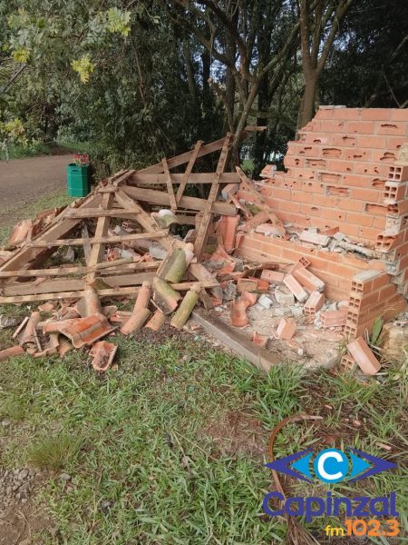 Carro destrói guarita após colisão no interior de Zortéa