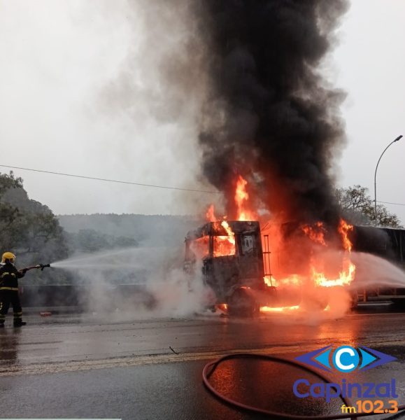 Caminhão carregado com calcáreo pega fogo em rodovia da região