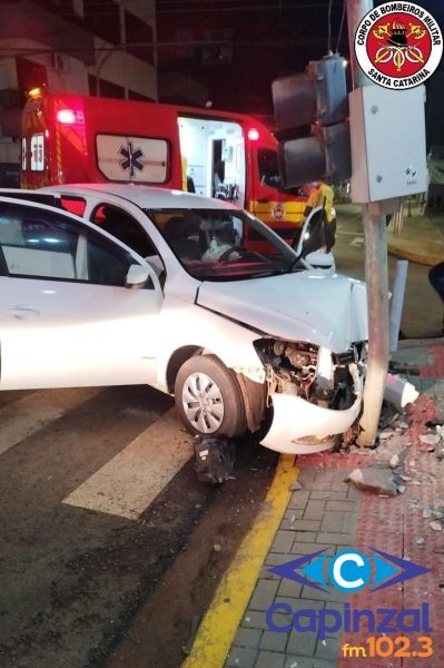 Motorista fica ferida após colidir contra semáforo no Centro de Campos Novos