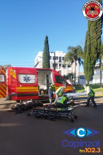 Motociclista fica ferida em colisão no centro de Campos Novos