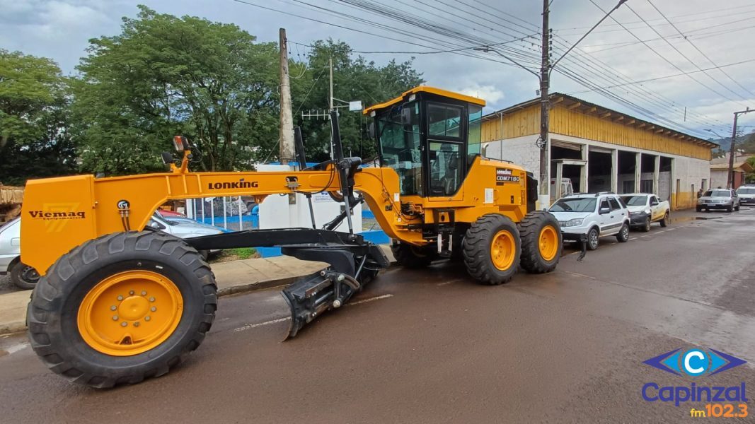 Prefeito de Ouro destaca chegada de máquinas e caminhão para reforçar infraestrutura