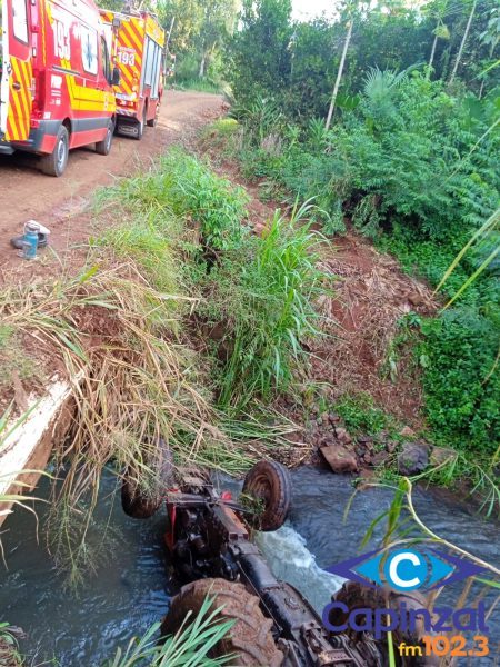 Homem fica ferido após capotamento de trator dentro de riacho no Oeste de SC